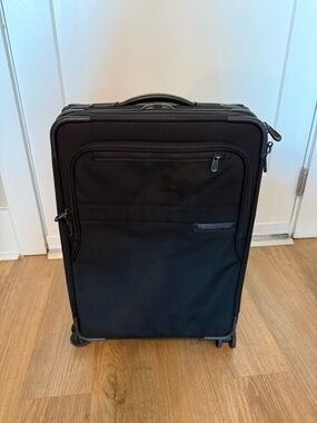 Briggs & Riley Black Carry-On Expandable Spinner Luggage with suit tri-fold